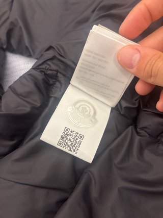 Moncler smanicato nero con cappuccio