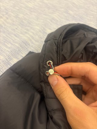 Moncler smanicato nero con cappuccio