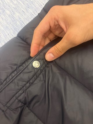 Moncler smanicato nero con cappuccio