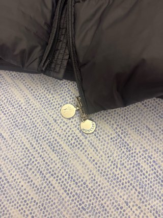 Moncler smanicato nero con cappuccio