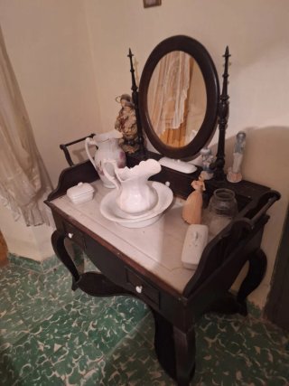 Lavabo antiguo de madera y mármol