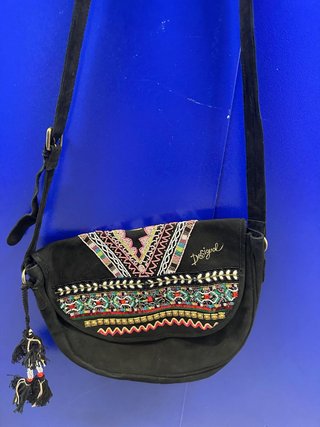 Bandolera Desigual Negro con Bordados y Pedrería.