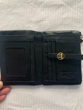 Billetera de piel negra