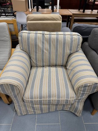 Butaca de tela a rayas beige