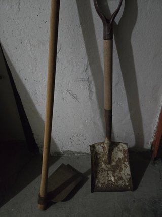 Azada y pala de jardinería