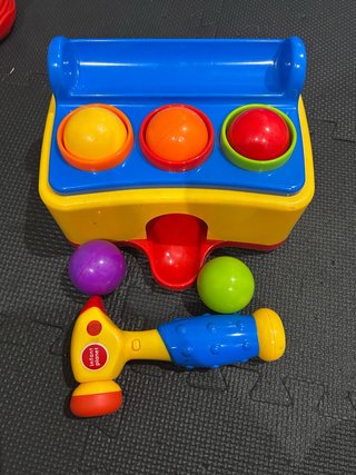 Juego de martillo y bolas de colores