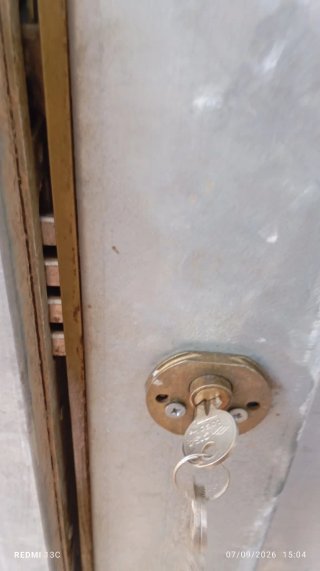 Puerta de seguridad con llaves