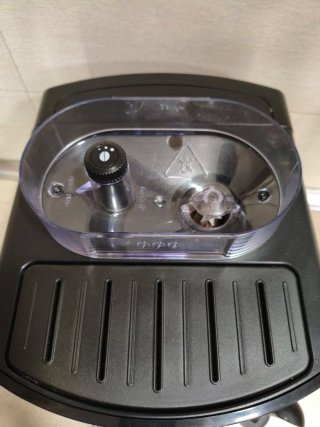 Cafetera Krups Essential EA8160 Negra