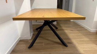 Mesa comedor madera y acero.