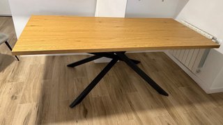 Mesa comedor madera y acero.