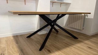 Mesa comedor madera y acero.