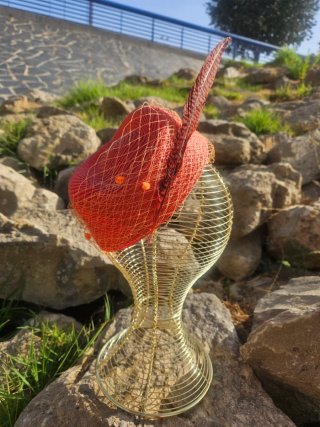 Casquete naranja con velo y pluma
