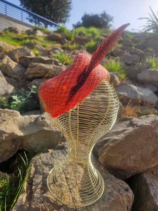 Casquete naranja con velo y pluma