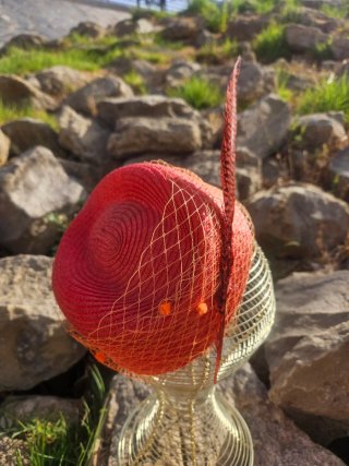 Casquete naranja con velo y pluma