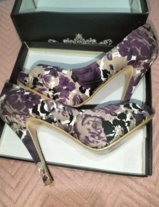 Zapatos de tacón morados y multicolor