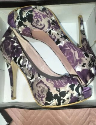 Zapatos de tacón morados y multicolor