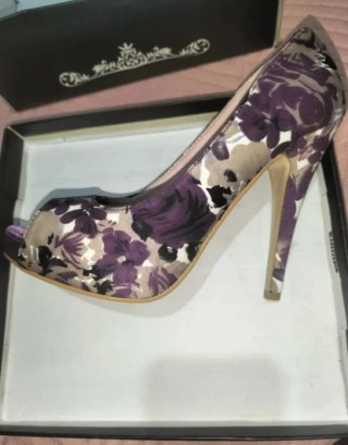 Zapatos de tacón morados y multicolor