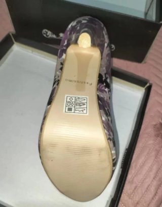 Zapatos de tacón morados y multicolor