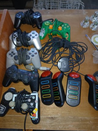 Lote 7 mandos PS2 Buzz! y otros