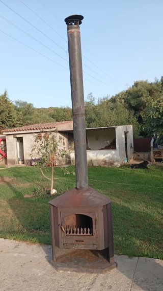 Chimenea de hierro negra y marrón