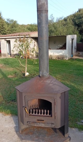 Chimenea de hierro negra y marrón