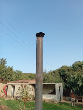 Chimenea de hierro negra y marrón