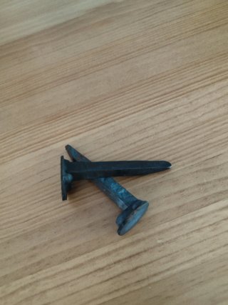 Clavos de hierro antiguos de vías de tren