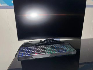 PC Gaming con Monitor OLED 24 122Hz y Teclado LED