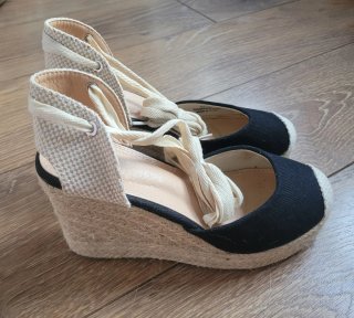 Alpargatas cuña esparto negras y beige