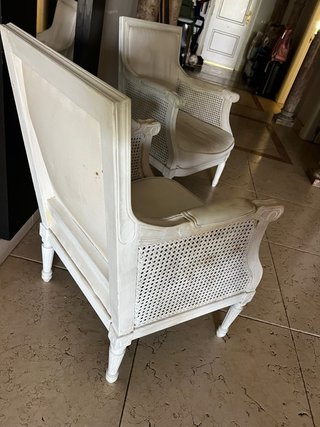 Sillón blanco de madera y mimbre
