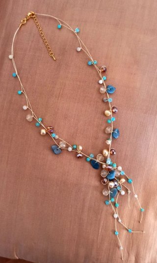 Collar artesanal tejido a mano.