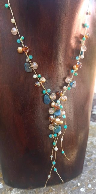 Collar artesanal tejido a mano.