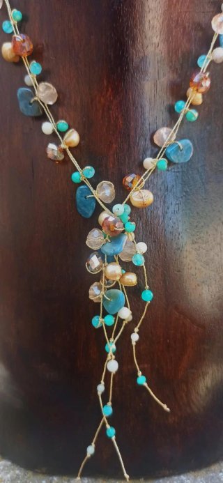 Collar artesanal tejido a mano.