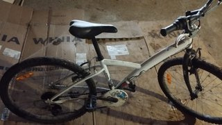 Bicicleta de montaña blanca