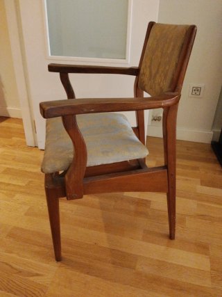 Silla de nogal tapizada