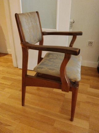 Silla de nogal tapizada