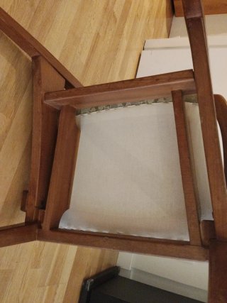 Silla de nogal tapizada