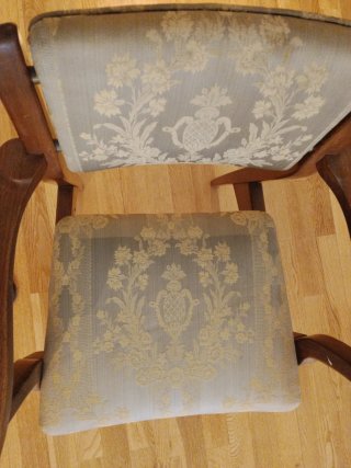 Silla de nogal tapizada