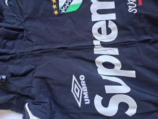 Chaqueta Cortavientos Negra con estampados