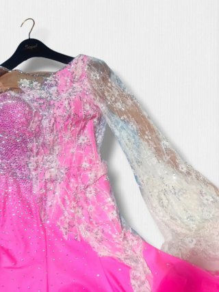 Abito da ballo rosa e bianco