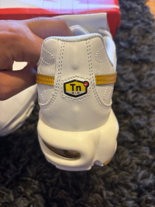 Nike TN Tiempo Blancas y Doradas