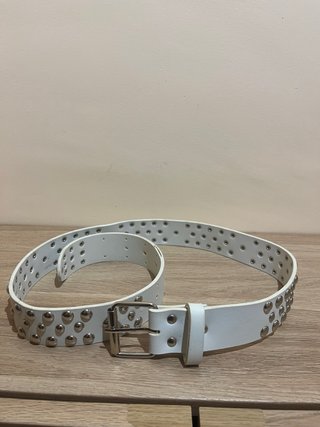 Cinturón blanco con tachuelas plateadas