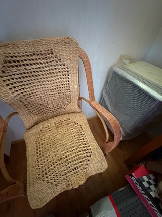 Silla antigua de mimbre y madera