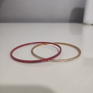 3 Pulseras Rojas con Dijes Dorados