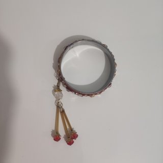 3 Pulseras Rojas con Dijes Dorados