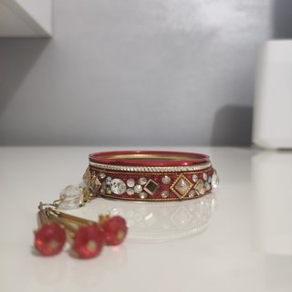 3 Pulseras Rojas con Dijes Dorados