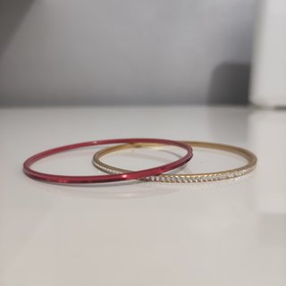 3 Pulseras Rojas con Dijes Dorados