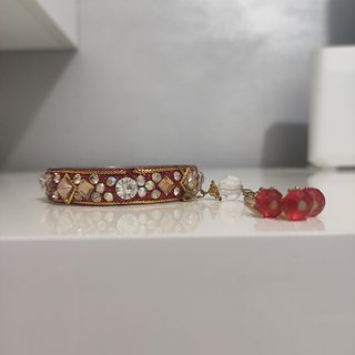 3 Pulseras Rojas con Dijes Dorados