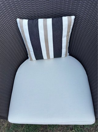 Mesa y sillones de ratán marrón