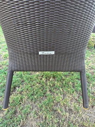 Mesa y sillones de ratán marrón